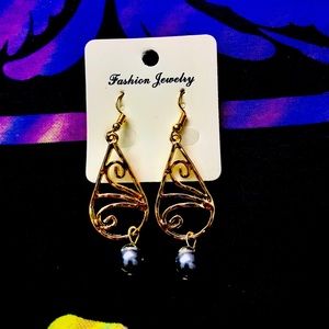 NWOT Gold-plated Faux Tahitian Pearl Dangle Earrings